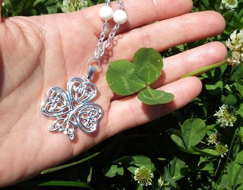 Clover amulet pendant